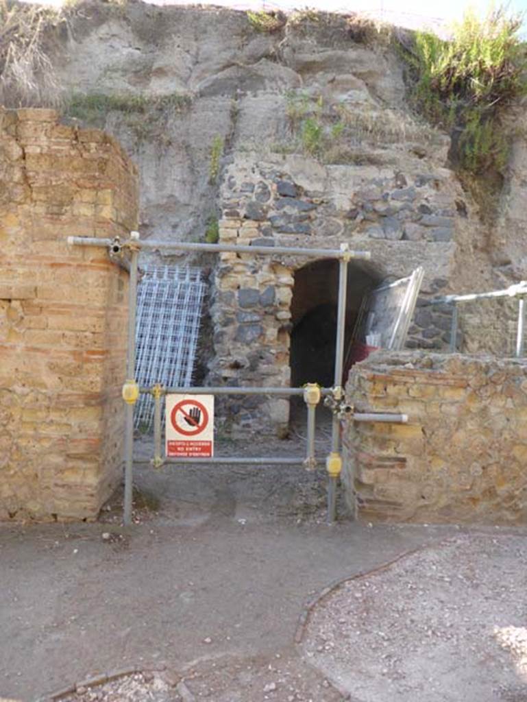 Ins. VII, Herculaneum, September 2015. Side doorway into Basilica Noniana on west side of Cardo III. Only the eastern perimeter wall has so far been brought to light together with two side doorways.